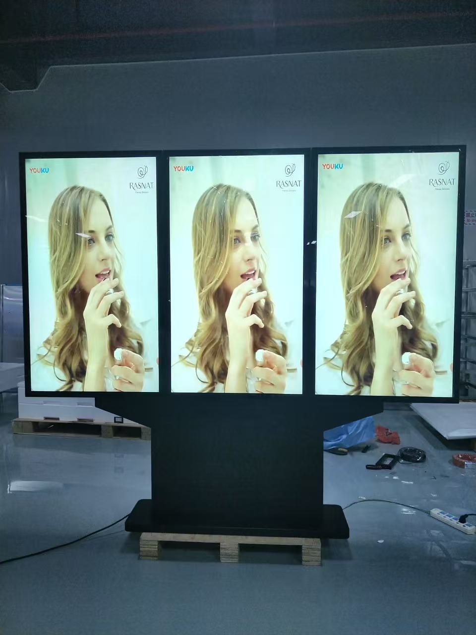4K 49 55 65 75 pulgadas de pantalla triple de pantalla comercial al aire libre reproductor de video IP66 impermeable